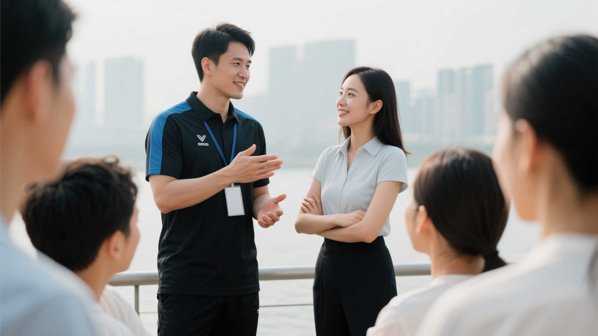 很快，人们自然联想到：陪伴她的是不是某同样领域教练